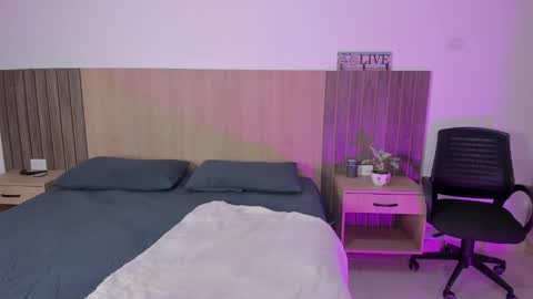 _miamiller_ online show from September 25, 2025, 8:12 pm