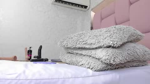 _molly_rosse_ online show from February 14, 2025, 1:18 pm