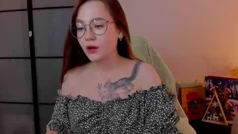 Snapshot of _nemalkovamia chatting on February 13, 2025, 6:09 am Mia with a big heart  online show from February 13, 2025, 6:09 am