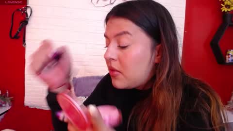 Snapshot of _poison_sweet chatting on December 17, 2025, 5:30 pm Laura online show from December 17, 2025, 5:30 pm