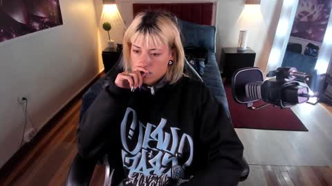 _sharlotte777 online show from January 18, 2025, 2:33 pm