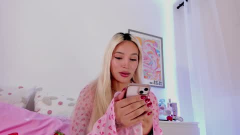 Snapshot of _viioletweekend_ chatting on March 1, 2025, 9:37 pm online show from March 1, 2025, 9:37 pm