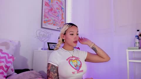 Snapshot of _viioletweekend_ chatting on March 3, 2025, 5:29 pm online show from March 3, 2025, 5:29 pm