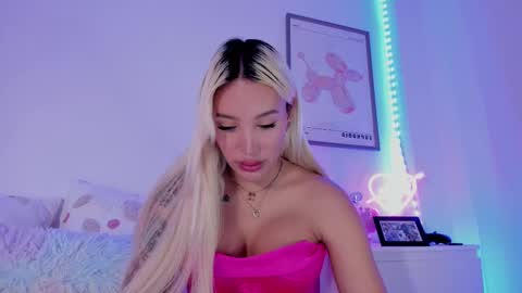 Snapshot of _viioletweekend_ chatting on March 9, 2025, 9:03 pm online show from March 9, 2025, 9:03 pm