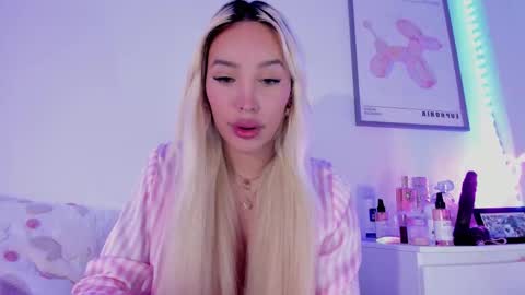 Snapshot of _viioletweekend_ chatting on March 10, 2025, 12:07 am online show from March 10, 2025, 12:07 am