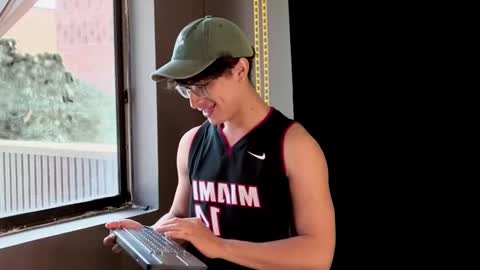 Aaron Ezequiel online show from May 30, 2026, 1:08 pm