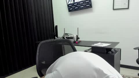 ig aaron hunter123 online show from April 8, 2026, 5:02 pm