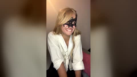 Luna Maria online show from April 9, 2026, 4:23 am