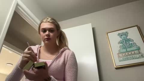 ababyy2901 online show from September 19, 2025, 9:37 pm