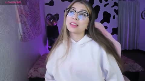 Snapshot of abbie_senjen chatting on January 16, 2026, 5:33 am April online show from January 16, 2026, 5:33 am