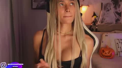 Snapshot of abril_w18 chatting on October 9, 2025, 1:47 am My name is Alexa. Please say hello I like to chat with you. If you have requests please use tip online show from October 9, 2025, 1:47 am