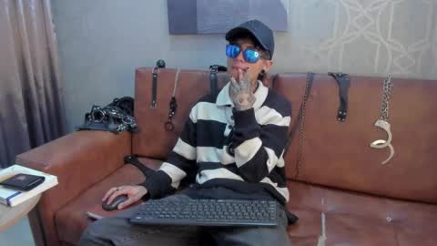 Snapshot of acidmilo chatting on December 9, 2024, 12:51 pm Acid Milo online show from December 9, 2024, 12:51 pm