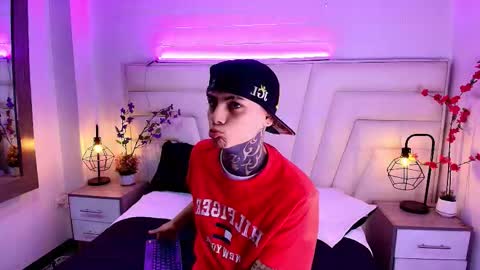 Snapshot of adamswalkerr_ chatting on February 11, 2026, 12:32 pm AdamsWalkerr online show from February 11, 2026, 12:32 pm