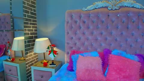 Adelaine online show from December 17, 2025, 5:35 am