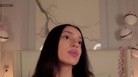 adoracortes online show from November 19, 2025, 5:07 am