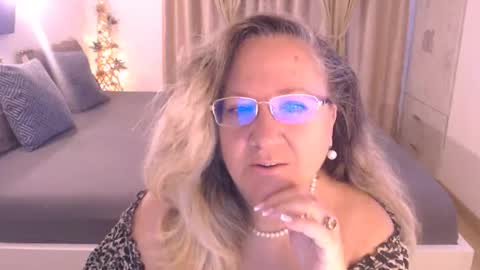 Cryna online show from September 16, 2025, 4:35 am