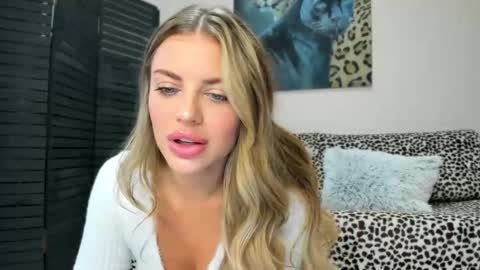 Adriana online show from October 7, 2025, 11:07 am