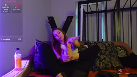 Agelina Lilly Laura online show from October 25, 2025, 1:18 pm