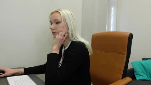 Snapshot of agelina_summer chatting on April 26, 2026, 6:11 am Agelina Lilly Laura online show from April 26, 2026, 6:11 am