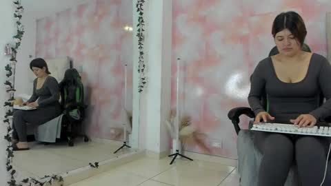 karoline  online show from November 25, 2025, 6:41 pm