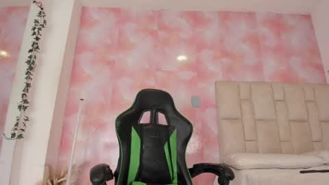 karoline  online show from April 8, 2026, 11:05 pm