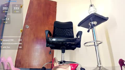 Snapshot of aitana_purple chatting on February 10, 2025, 1:35 am Aitana online show from February 10, 2025, 1:35 am