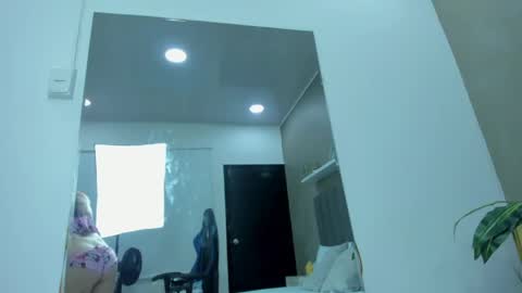 Snapshot of aixa_lopezz_ chatting on April 22, 2026, 2:03 am A I X A online show from April 22, 2026, 2:03 am