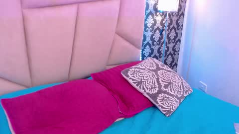 A K A N E  U W U online show from January 7, 2025, 3:23 pm