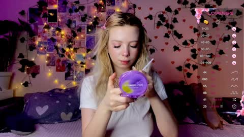 Akari online show from April 11, 2026, 3:33 am