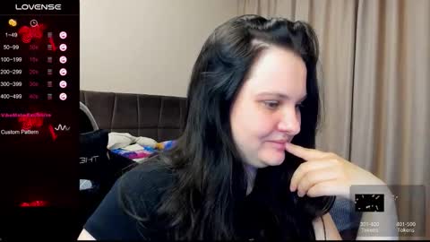 Julia online show from October 31, 2025, 3:24 pm