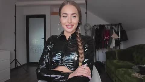 Alecssalove online show from November 5, 2025, 1:33 pm