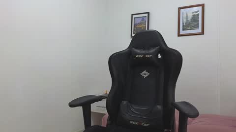 alejandroo_7 online show from January 18, 2025, 9:45 pm