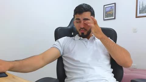 alejandroo_7 online show from February 14, 2025, 11:20 pm