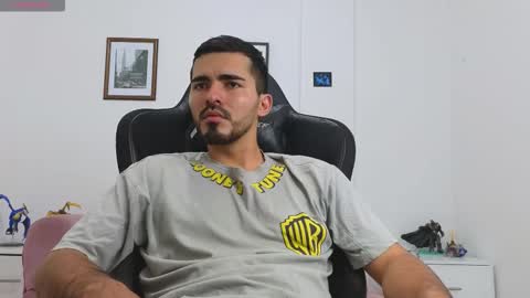 alejandroo_7 online show from September 10, 2025, 9:59 pm