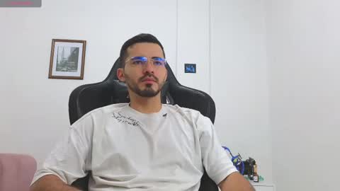 alejandroo_7 online show from October 25, 2025, 4:13 pm