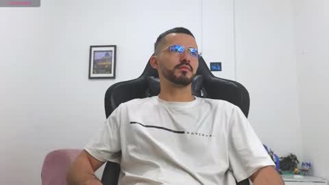 alejandroo_7 online show from January 6, 2026, 4:11 pm