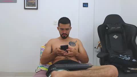 alejandroo_7 online show from February 3, 2026, 6:46 pm