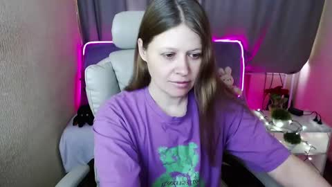 Snapshot of alekasamui chatting on February 5, 2025, 4:37 am Aleksa online show from February 5, 2025, 4:37 am