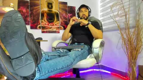 Snapshot of alessandro__wye chatting on February 4, 2025, 2:10 pm ALESSANDRO WYE online show from February 4, 2025, 2:10 pm