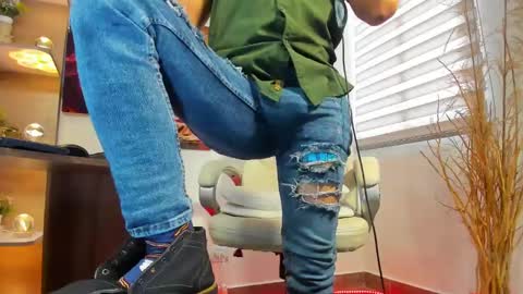 Snapshot of alessandro__wye chatting on February 19, 2025, 5:06 pm ALESSANDRO WYE online show from February 19, 2025, 5:06 pm