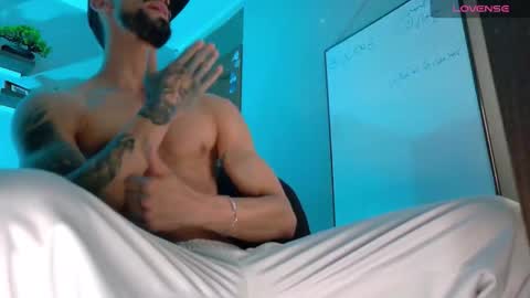 Kciqu3  Independent model online show from November 4, 2025, 12:10 am