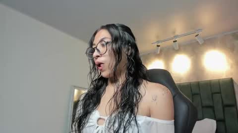 Snapshot of alessia_storm_ chatting on April 16, 2026, 1:17 am Alessia online show from April 16, 2026, 1:17 am