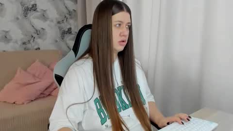 Aletta Oushen online show from October 6, 2025, 10:56 am