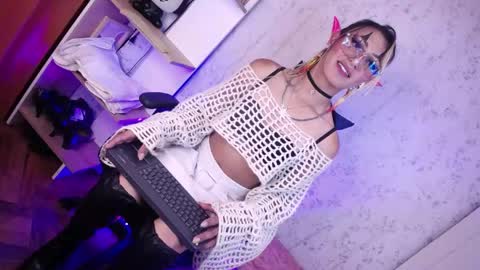 alexaavandercloude online show from April 17, 2026, 12:30 pm