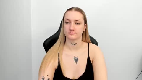 Snapshot of alexafragile chatting on April 8, 2026, 12:05 pm Alexa online show from April 8, 2026, 12:05 pm