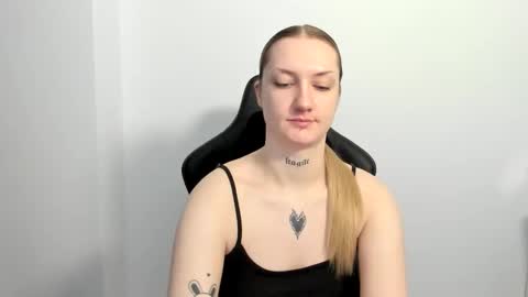 Snapshot of alexafragile chatting on April 13, 2026, 11:48 am Alexa online show from April 13, 2026, 11:48 am