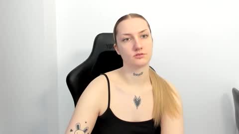 Snapshot of alexafragile chatting on April 16, 2026, 12:39 pm Alexa online show from April 16, 2026, 12:39 pm