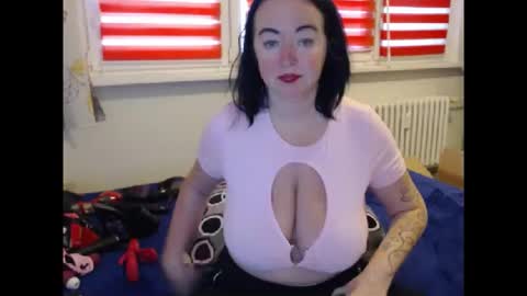 Snapshot of alexie33 chatting on December 5, 2025, 8:01 am alexie33 online show from December 5, 2025, 8:01 am