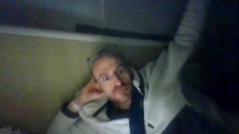 Edgarrrdd1021 online show from May 3, 2026, 4:18 am