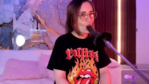 Mey online show from October 22, 2025, 2:56 am